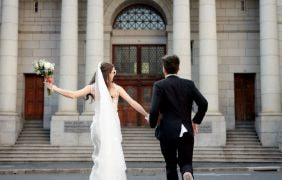 Ein weites, kinoreifes Hochzeitsfoto eines Paares.