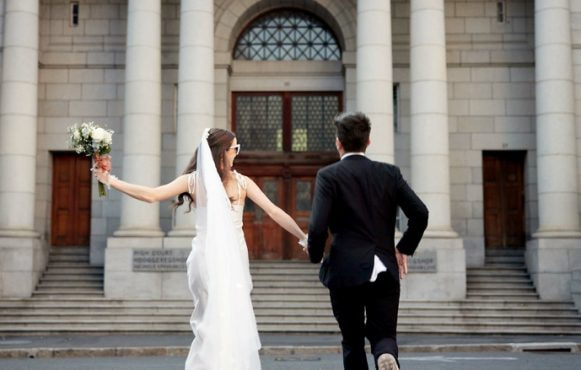 Ein weites, kinoreifes Hochzeitsfoto eines Paares.