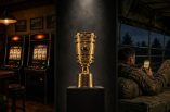Zwei Spielautomaten in einer Kneipe, der DFB-Pokal und ein Soldat spielt Slots auf seinem Smartphone.