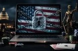 Laptop mit amerikanischer Flagge auf dem Bildschirm und großem Vorhängeschloss davor, umgeben von Pokerchips, Spielkarten und juristischen Symbolen.