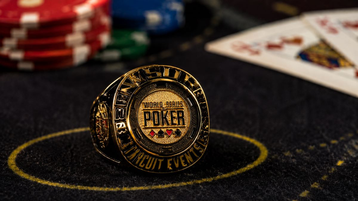 Die WSOP-Trophäe als Ring auf einem Pokertisch.