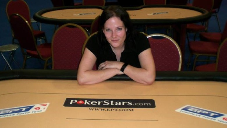 Die Pokerspielerin Christin Maschmann an einem Pokertisch.
