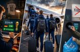 Ein Mann wettet, dass Deutschland die Fußball-Weltmeisterschaft 2026 gewinnt. Fußballspieler fliegen in die USA. Neben einem Pfandautomat ist das Wort „Pfandlotterie“ durchgestrichen.