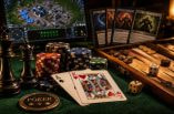 Ein Tisch mit Pokerkarten und Pokerchips, drumherum Schachfiguren, Würfel und andere bekannte Spiele.