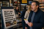 Ein Mann möchte in einem Kiosk seinen Lottoschein abgeben. Dort sieht er eine Schlagzeile zur Glücksspielteilnahme in Deutschland und ist erschrocken.