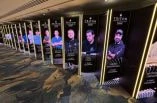 Der Eingang im Triton mit den Plakaten einer großen Pokerspieler.