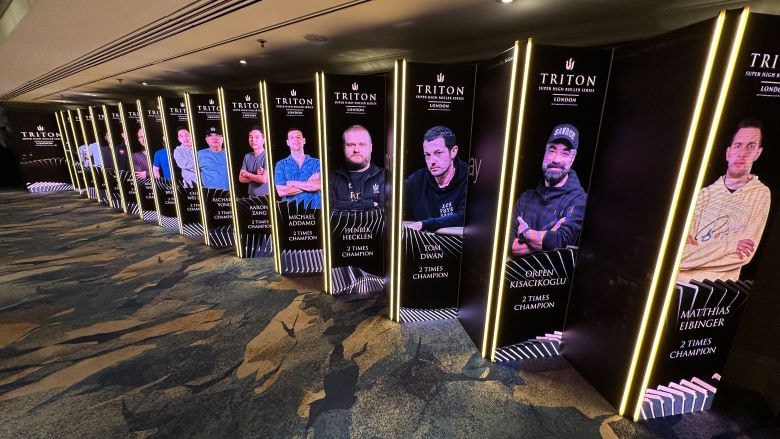 Der Eingang im Triton mit den Plakaten einer großen Pokerspieler.