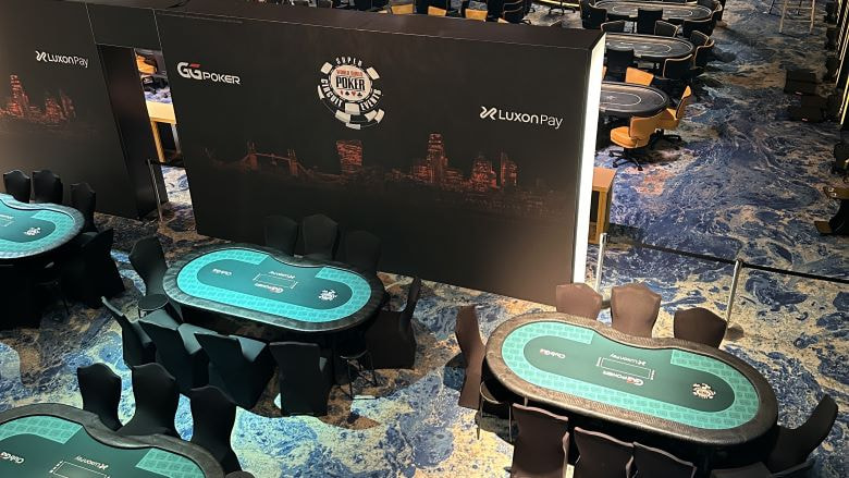 Die Pokertische beim WSOPC im Triton.