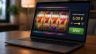 Laptop mit geöffneter Online Spielothek auf einem Holztisch. Auf dem Bildschirm ist ein Automatenspiel mit einem Einsatz von 5 Euro pro Spin zu sehen. Die Szene steht symbolisch für das seit Juli 2026 erhöhte Einsatzlimit in deutschen Online Spielotheken.