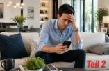 Ein Mann schaut auf sein Smartphone und sieht verzweifelt aus.