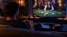 Ein Mann spielt auf der Konsole. Im Spiel besucht er gerade ein realistisch wirkendes Casino.