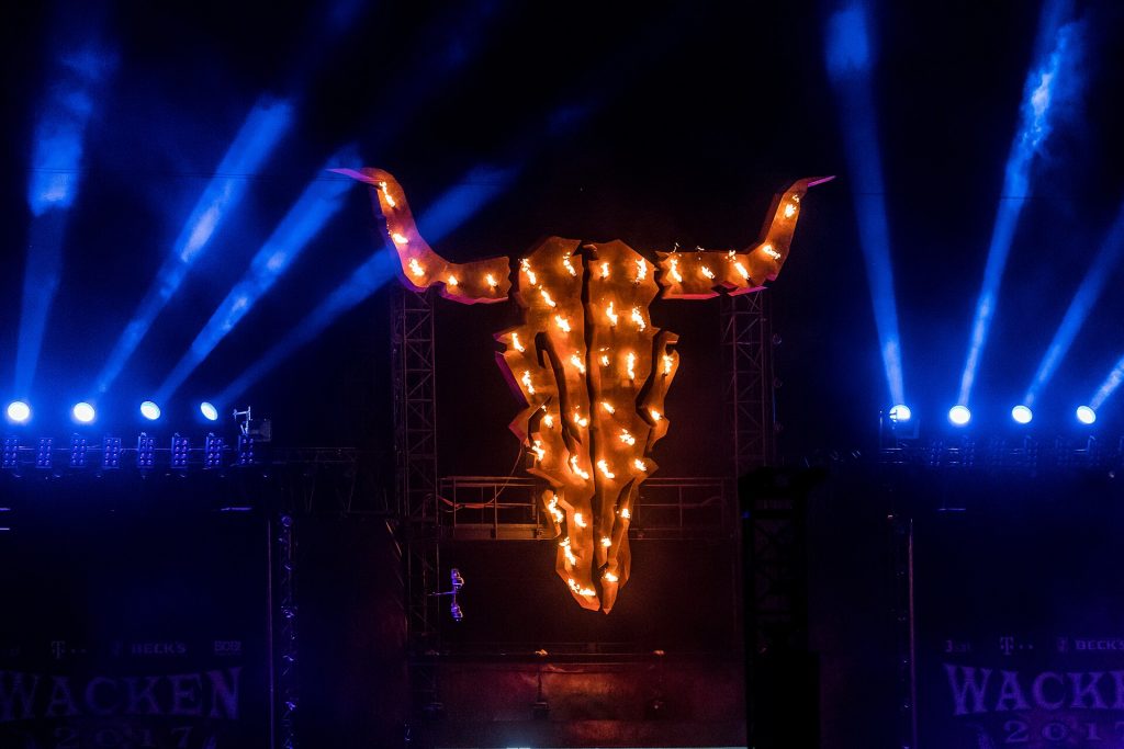 Der brennende Schädel, das Wahrzeichen des Wacken Open Air Festivals.