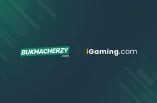 Die Logos des Wettportals Bukmacherzy.com und der iGaming.com Group nebeneinander auf dunkelgrünem Hintergrund.